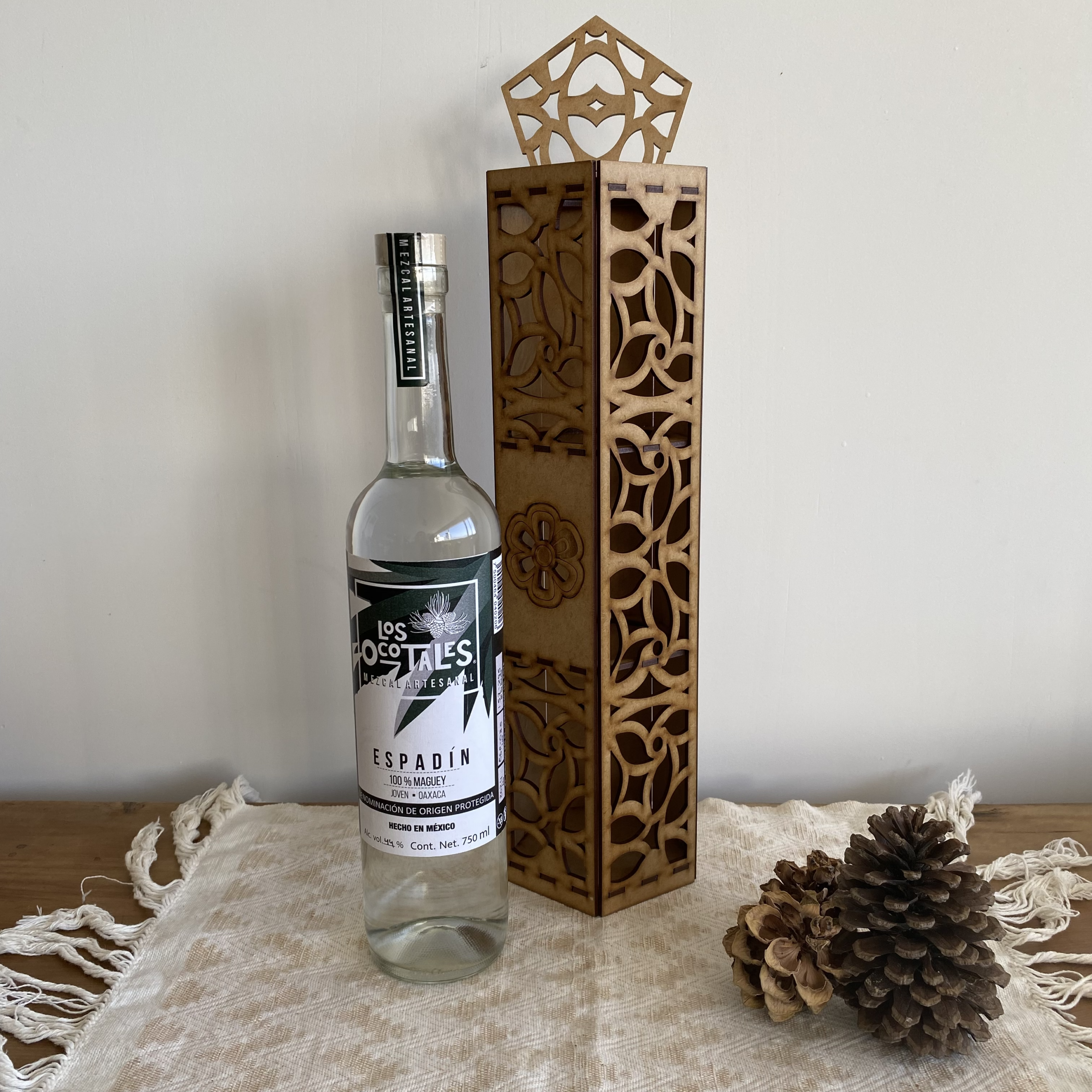 Mezcal espadín Los Ocotales, 750 ml con caja labrada