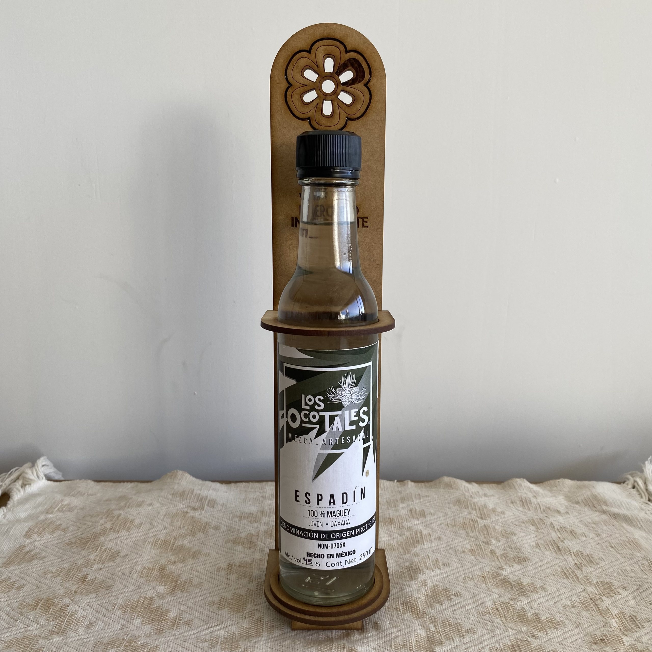 Mezcal espadín Los Ocotales, 250 ml con soporte grabado